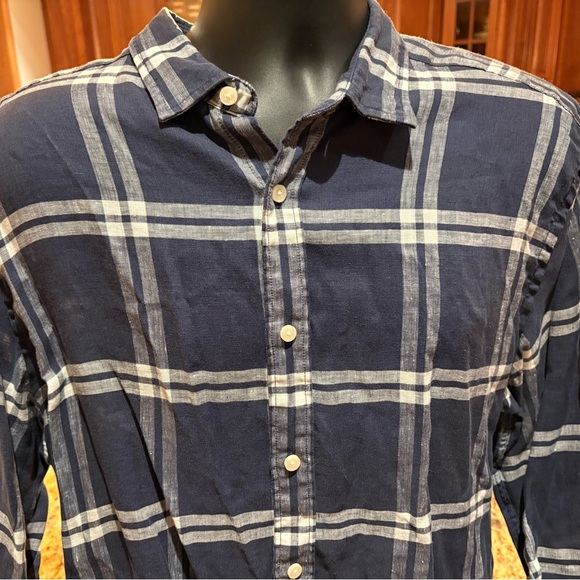 UNTUCKit men’s button front linen shirt. Dark Blue plaid with logo. - Picture 2 of 6